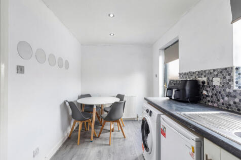 Kitchen/ Dining Room