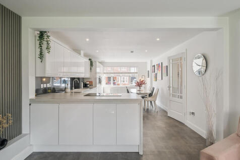 Kitchen/ Dining Room