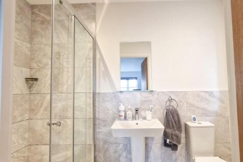 Ensuite Bathroom.jpg