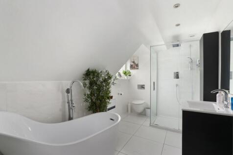En-suite Bath &amp; Shower Room