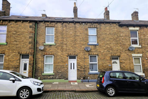 3 bed terraced house to rent Oswald Street, Carli