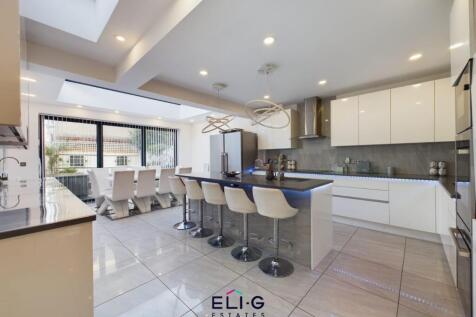 A desirable, deceptively-large, 6 bedroom terrace