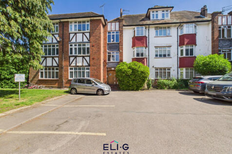 A bright &amp; spacious three bedroom purpose built a