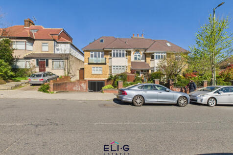 Purpose built large 2 bed 2 bath apartment in goo