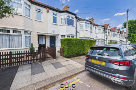 Four bed mid terrace move in ready family home