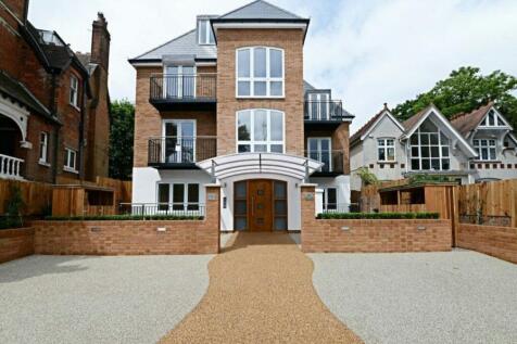 A purpose built luxury &amp; spacious first floor 3 b