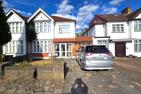 Four bed semi with a Kosher Kitchen &amp; Off Street 