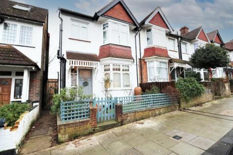 Four bed end of terrace with a Modern Kosher kitc