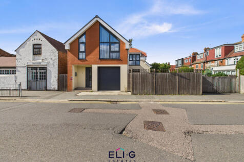 A modern detached 3 bedroom house with integrated