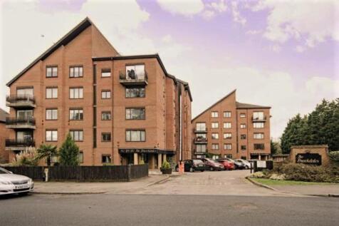 Spacious fully furnished 1 bedroom flat with park