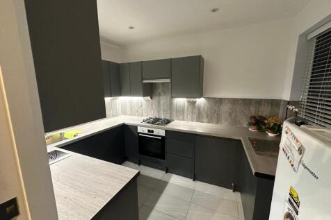 3 bed duplex to rent Gainsborough Gardens, London