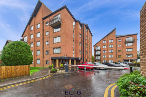 2 bed flat to rent The Brookdales, London NW11