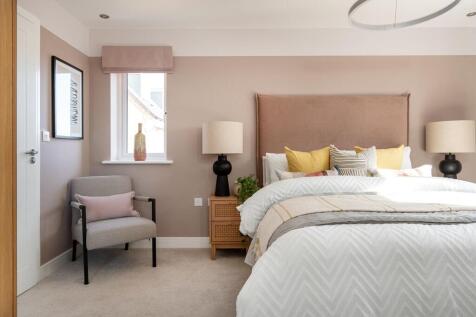 King-size main bedroom has its own en-suite shower room