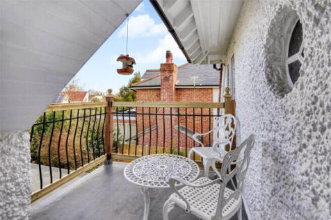 balcony-46054783