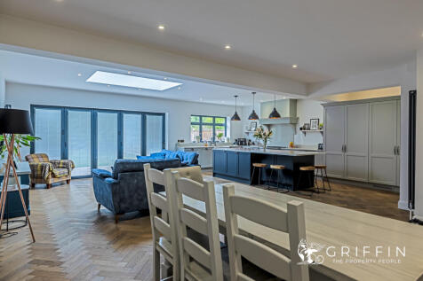 Kitchen &amp; Dining
