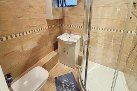 ee426903downstairsshower