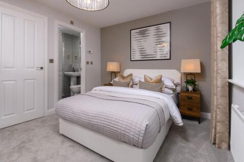 Inside view Kingsville en suite main bedroom