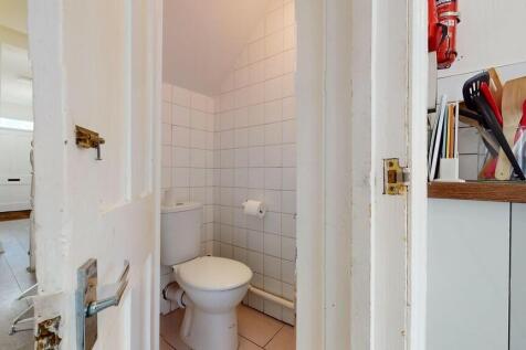 G floor toilet
