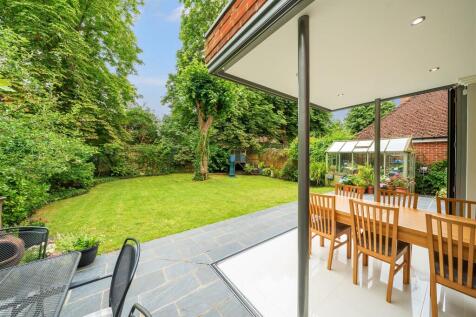 Bi-folds onto garden