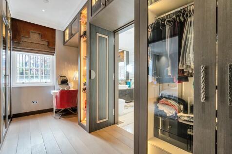 Walk in wardrobe 