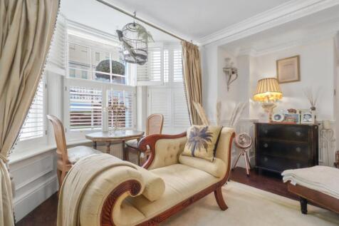 Lounge bay window