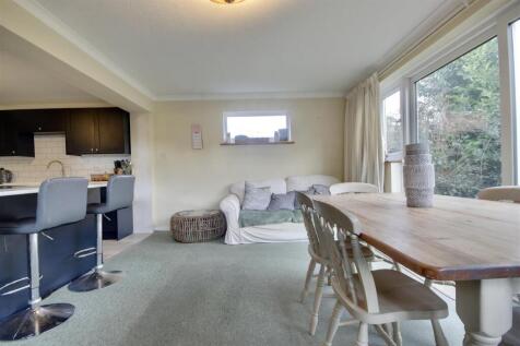 DINING/FAMILY ROOM