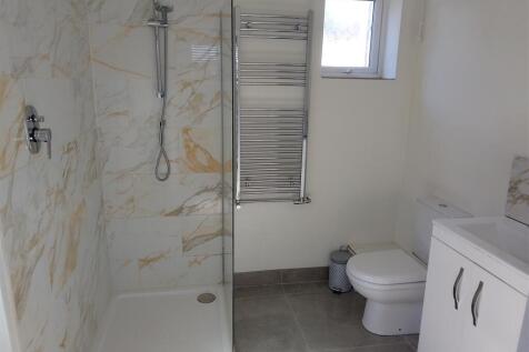 GROND FLOOR SHOWER ROOM