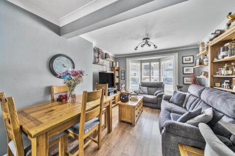 LONGE/DINING ROOM