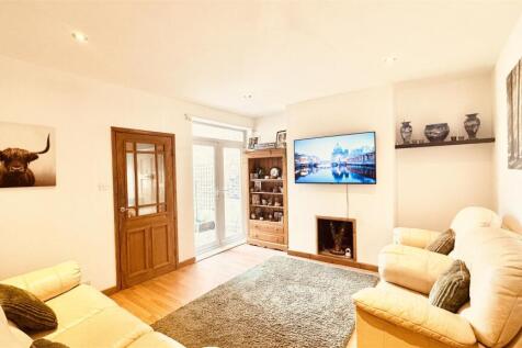 27 Queen Street - Living Room.jpg