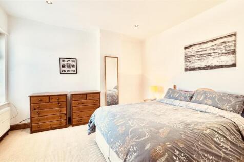 27 Queen Street - Bedroom One.jpg