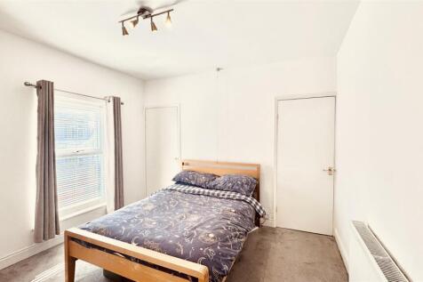 27 Queen Street Bedroom 2.jpg