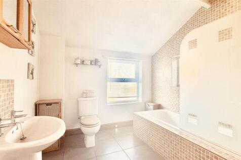 27 Queen Street - Bathroom.jpg