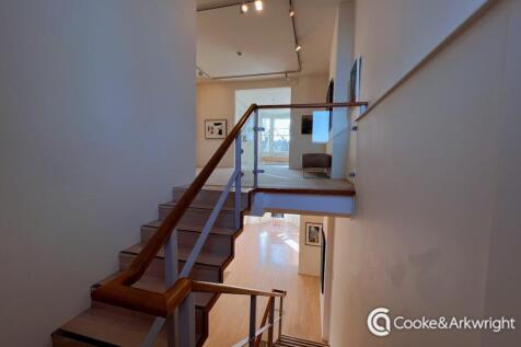middle stairs.JPG