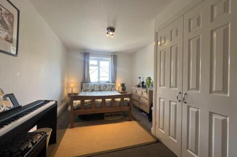 Bedroom 1 (2).JPG