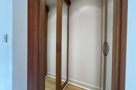 Walk-in wardrobes bedroom 1