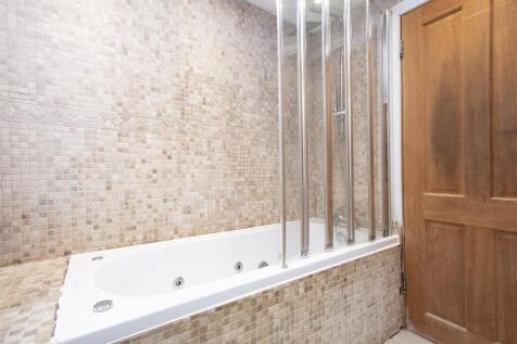 8 Pattenden Road SE6 bathroom 2.jpg
