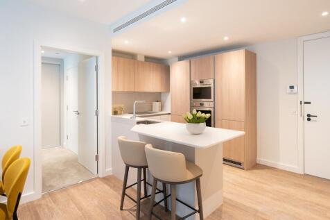 Explore this sophisticated kitchen that perfectly blends style and functionality.