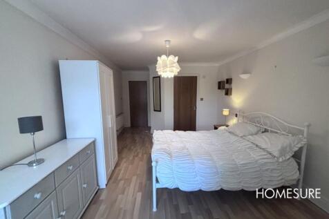 LARGE BEDROOM