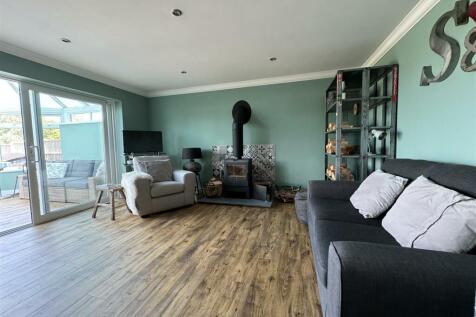 Open plan sitting room/kitchen
