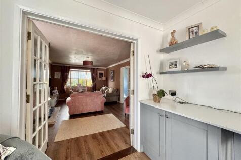 KITCHEN/SITTING ROOM
