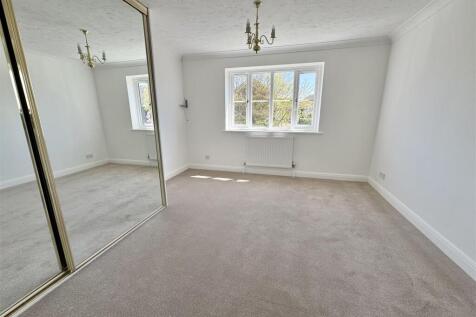 MAIN BEDROOM