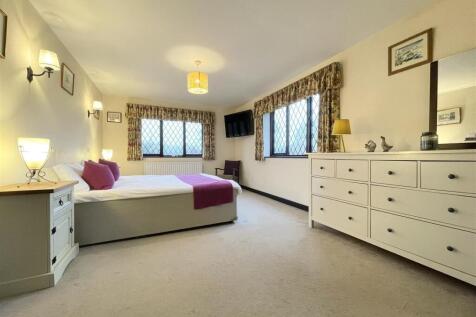 MAIN BEDROOM