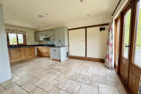 KITCHEN/BREAKFAST