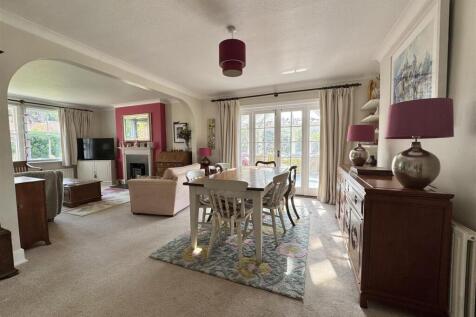 SITTING/DINING ROOM