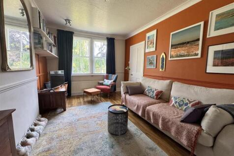 SNUG/DINING ROOM