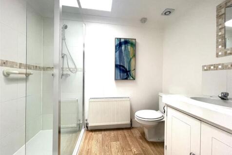 ANNEXE SHOWER ROOM