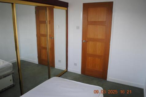 bedroom 3 (large single or small double).JPG