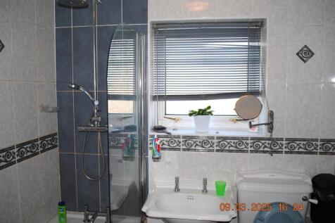 upstairs bathroom.JPG