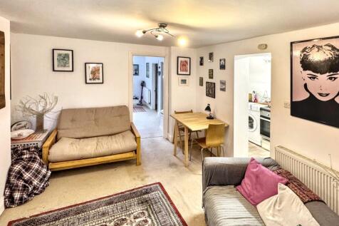 Flat Living Room 2 T202509041744.jpg