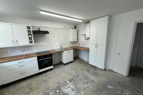 Kitchen new 2.jpg